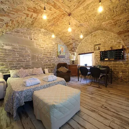 In Grotta Nell'alto Mugello A * 마라디